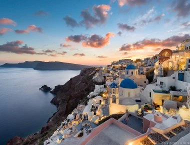 Σάλος στη Σαντορίνη: Ο ξενοδόχος, ο διακοσμητής και το «ροζ» σκάνδαλο
